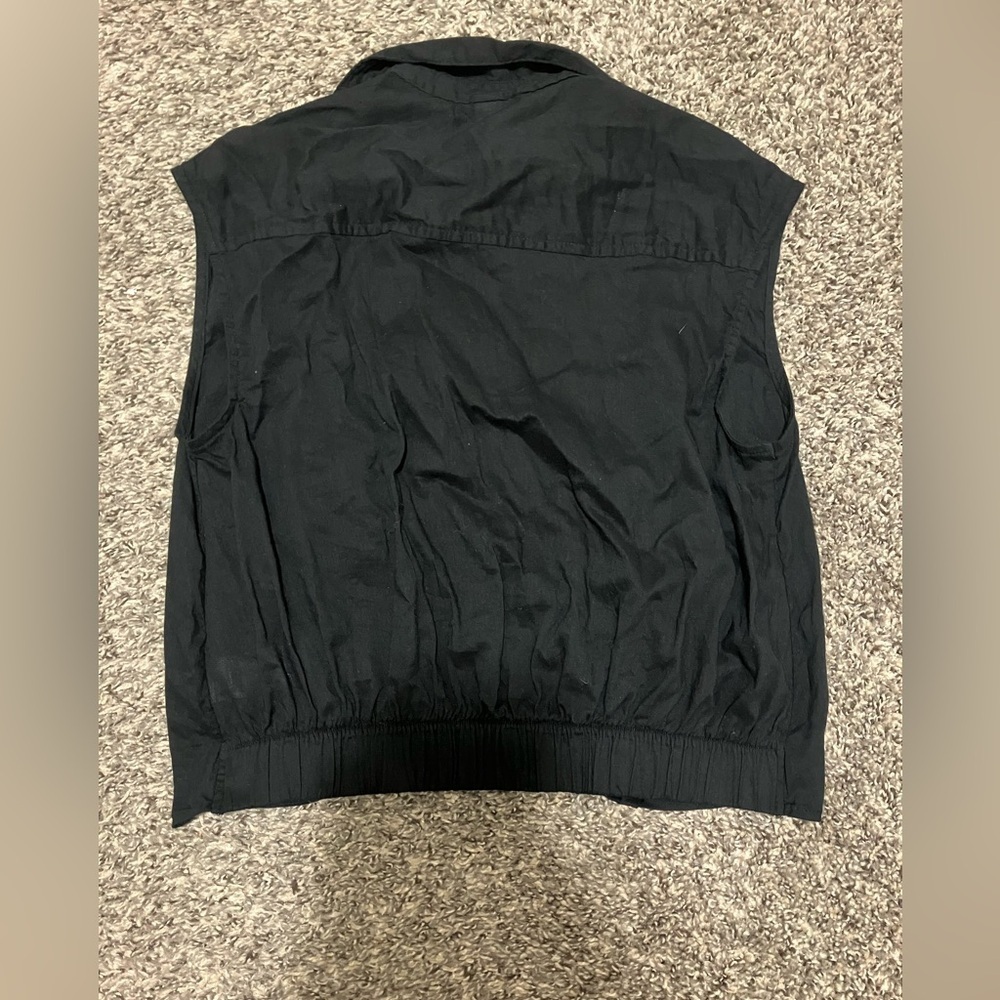 Old Navy Black Sleeveless Button Down Shirt - Picture 2 of 6